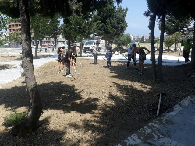 Defne de gönüllü park bahçe düzenlemesi