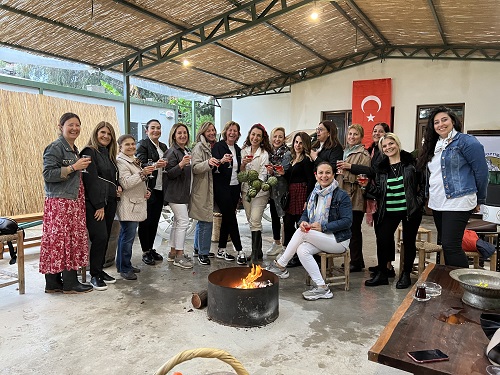 Dileklerini gül dallarına astılar