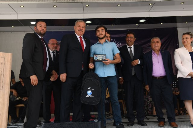 Başkan Yılmaz başarılı öğrencileri ödüllendirdi
