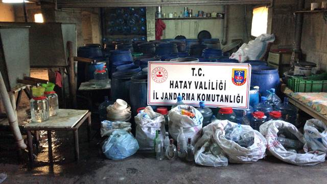 Evinin bodrumunda 1380 litre sahte içki bulunan zanlı yakalandı