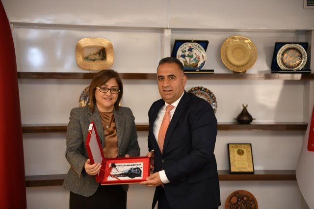 GBB Altınözü Belediyesine su tankeri hibe etti