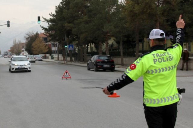 Bir haftada 4 bin 259 araç sürücüsüne trafik cezası kesildi