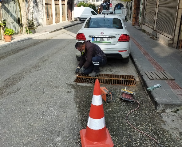 Çalınan ızgaralar yerine yenisi yerleştiriliyor