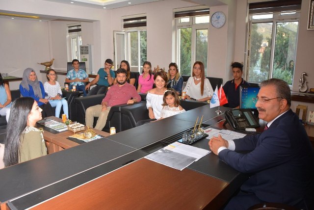 Mezun olan öğrencilerin sevincini birlikte paylaştı