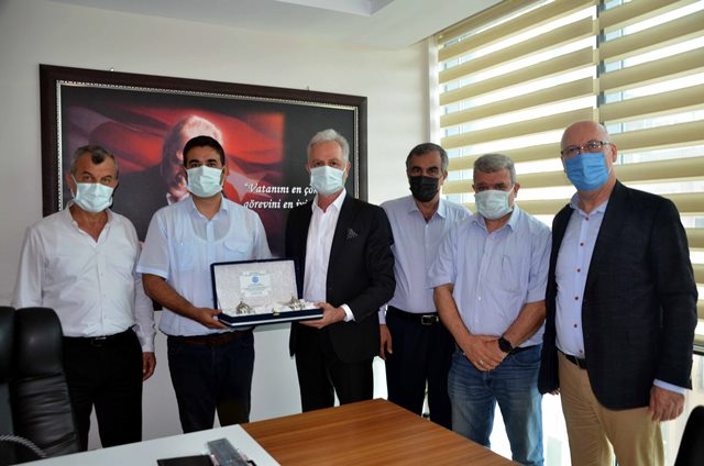 Sağlık Müdürüne plaket verdiler