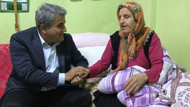 Başkan Yaman yaşlılarla sohbet etti