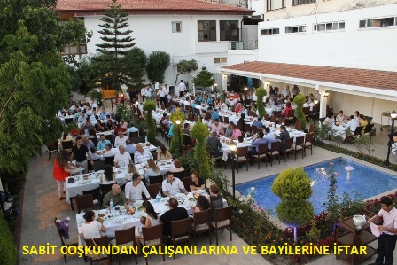 Aile sıcaklığı havasında iftar yemeği