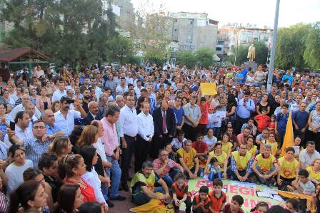 Öğrenciler öğretmenleri için miting düzenledi 