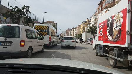Atatürk Caddesi tek yön ve bir araç zor geçiyor